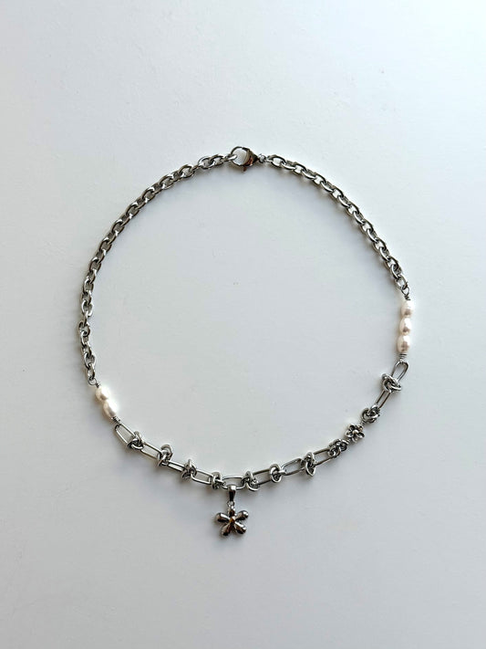 Laidback bloom necklace
