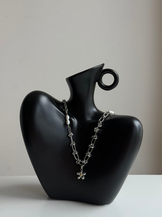 Laidback bloom necklace